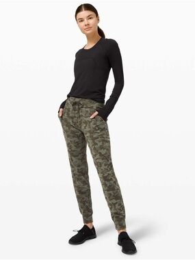 Lululemon Ready to Rulu Jogger 29"
Heritage Camo Dark Olive Green Twill size 4